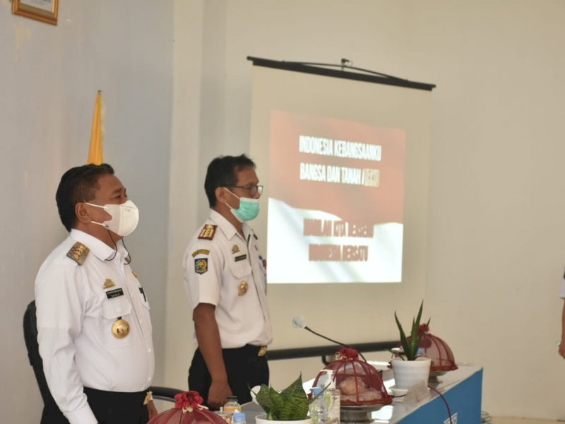 Ombas saat membuka Sosialisasi Adminsitrasi Kependudukan. 