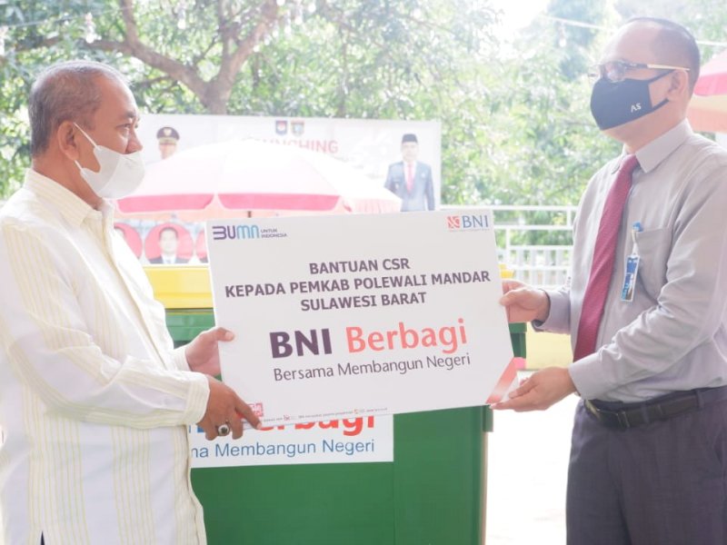 Bupati Polman Ibrahim Masdar menerima CSR dari pihak BNI.