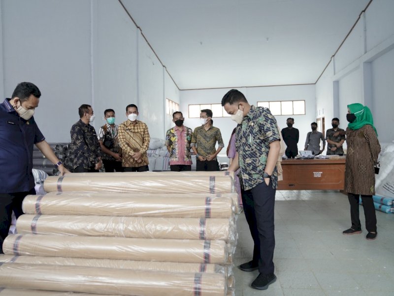 Bupati Bantaeng Ilham Azikin menggandeng para ibu tukang jahit untuk pengadaan bantuan seragam sekolah (ist)
