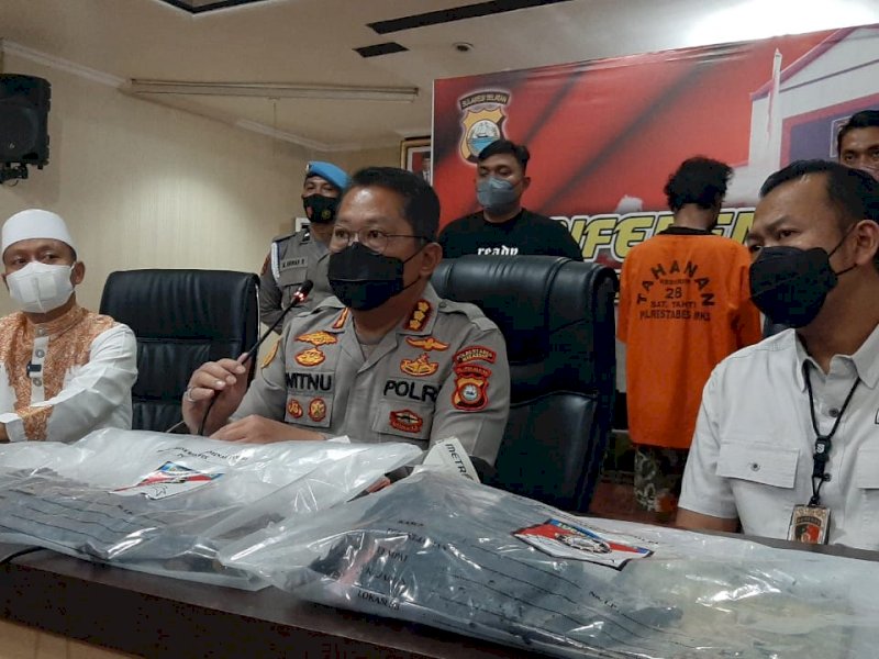Polisi menangkap pelaku pembakaran mimbar Masjid Raya Makassar.