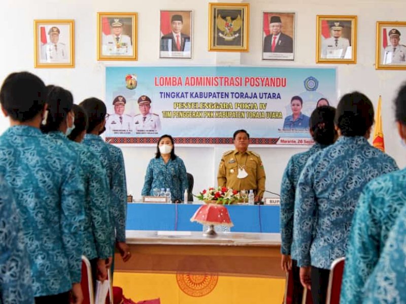 Bupati Torut Yohanis Bassang didampingi Ketua PKK membuka lomba posyandu. 