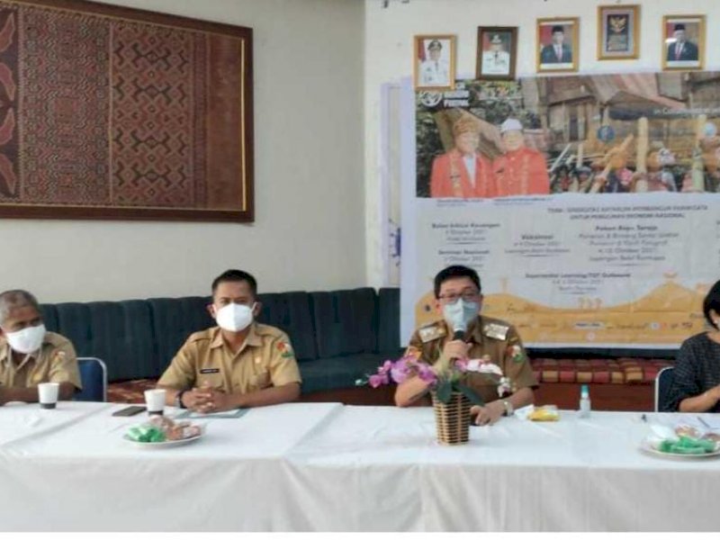 Wabup Torut Frederik V Palimbong memberi keterangan soal even Toraja Highland Festival. 