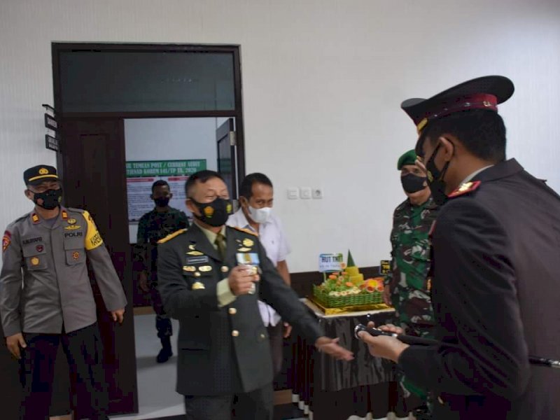Kapolres Bone memberi suprise di HUT TNI ke-76.
