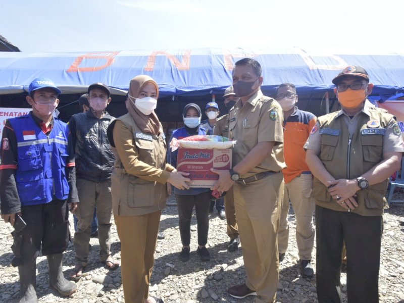 Bupati Lutra dan Wakil Bupati Luwu foto bersama. (Foto: Ist)