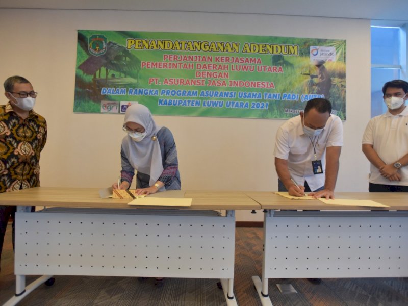 Bupati Lutra Indah Putri Indriani menandatangani adendum pertanian dengan Jasindo. 