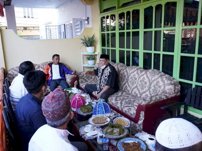 Sukri Sappewali saat bertemu Syahruddin Alrif. 