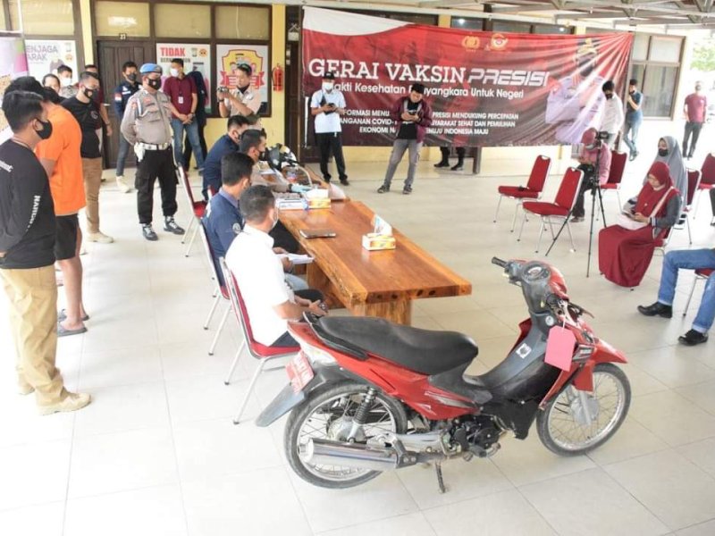 Polres Bone menunjukkan barang bukti dalam kasus narkoba yang menjerat ketua RT. 