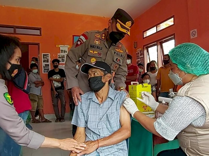 Kapolres Tator pantau vaksinasi. (Foto: Ist)