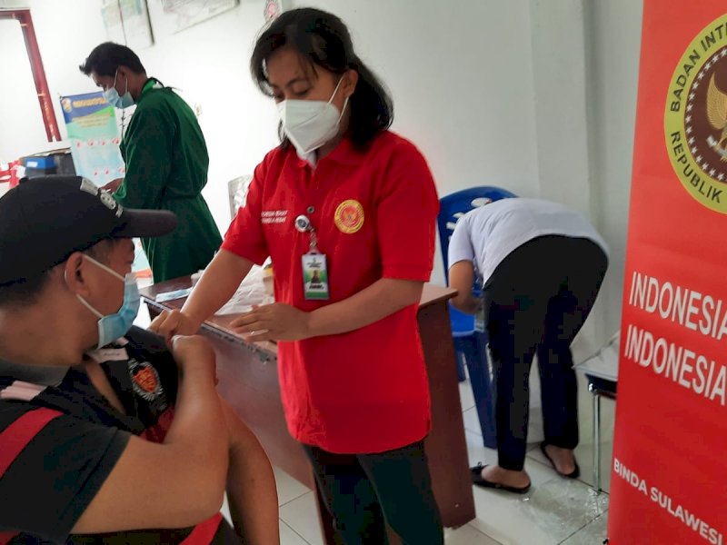 Vaksin bantuan Kabinda Sulsel telah disebar ke masyarakat sejak kemarin. 