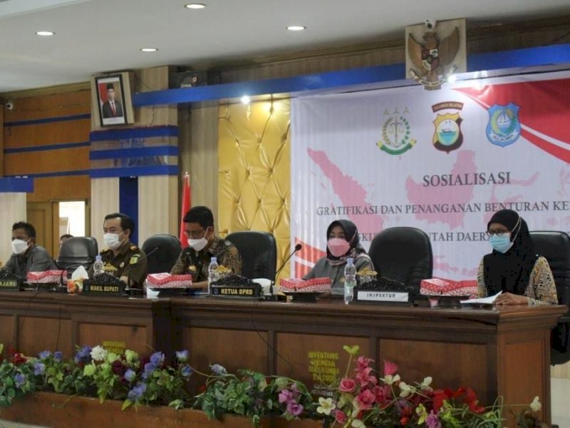 Wabup Edy Manaf menjadi pembicara sosialisasi pencegahan gratifikasi. 