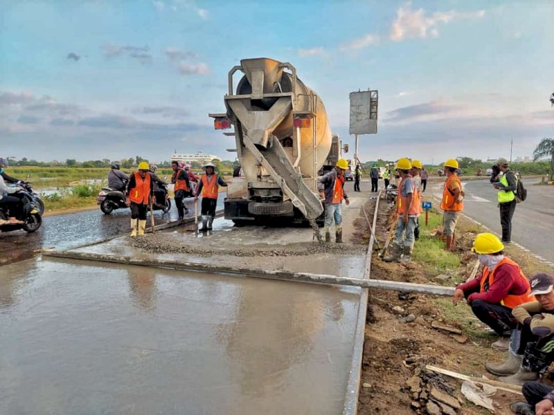 Pengerjaan Jalan Metro Tanjung Bunga Makassar. 