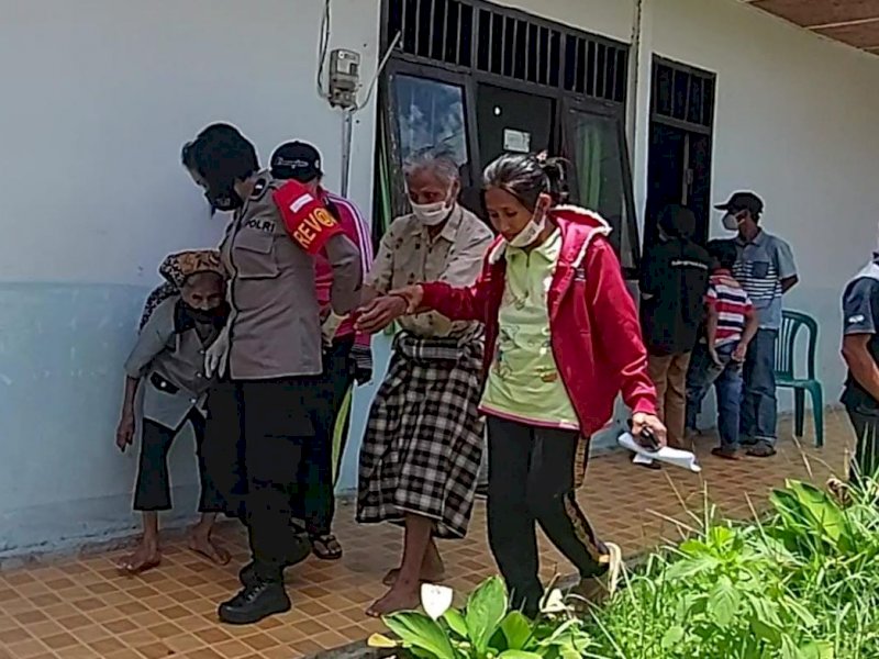 Lansia yang dijemput untuk menjalani vaksinasi. 