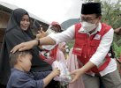 Wabup Lutra Serahkan Bantuan untuk Korban Banjir di Walmas