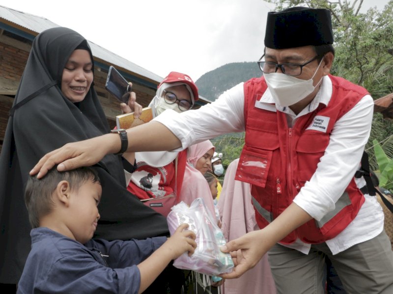 Wabup Lutra Suaib Mansur menyerahkan bantuan kepada korban banjir Luwu. 