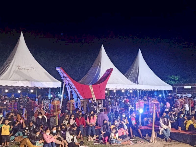 Warga membeludak di acara penutupan Toraja Highland Festival, tadi malam. 