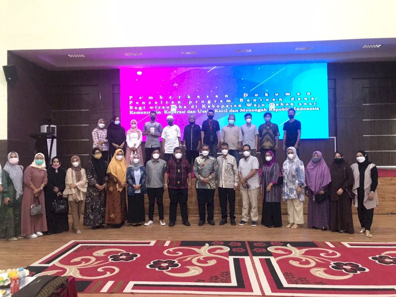Bupati Wajo bersama pelaku UMKM. (Foto: Ist)