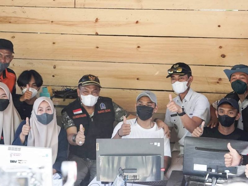 Program Pake' Jempol Cepat Pemkab Bone memberi pelayanan sampai ke pelosok.