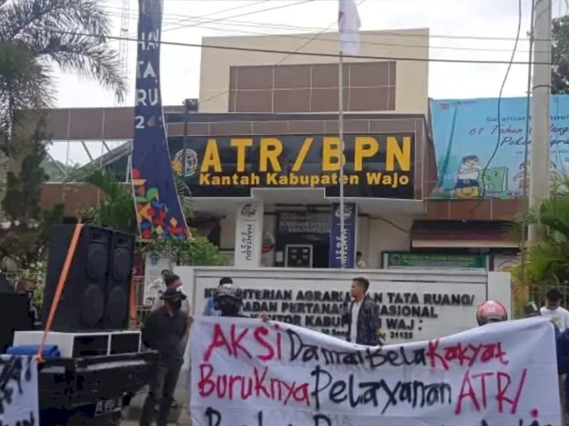 Mahasiswa berunjuk rasa depan kantor BPN Wajo. 