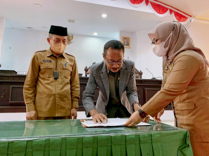 Penyerahan KUA-PPS APBD 2022 Pemkab Lutr ke DPRD, Selasa (12/10/2022).