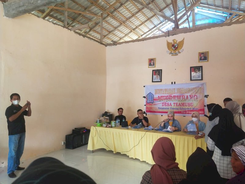 Pembagian kartu tani di Desa Tea Musu, Kecamatan Ulaweng, Bone, Jumat (15/10/2021).