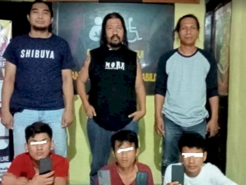 Tiga pemuda yang diringkus Polres Jeneponto usai menggasak HP. 