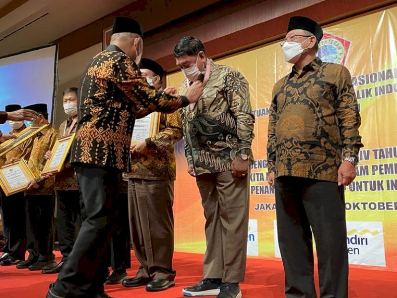 Sekprov Sulsel Abdul Hayat Gani menerima penghargaan PWRI. 