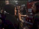 Tutup Jalan Saat Azan Magrib Berkumandang, Emak-emak Labrak Pendemo di Makassar 