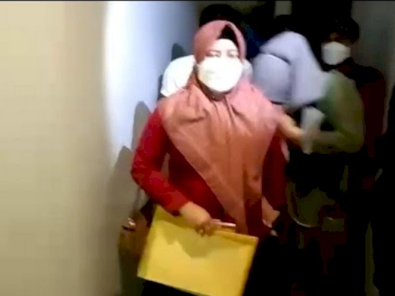 Petugas mengamankan pasangan di sejumlah wisma di Makassar.