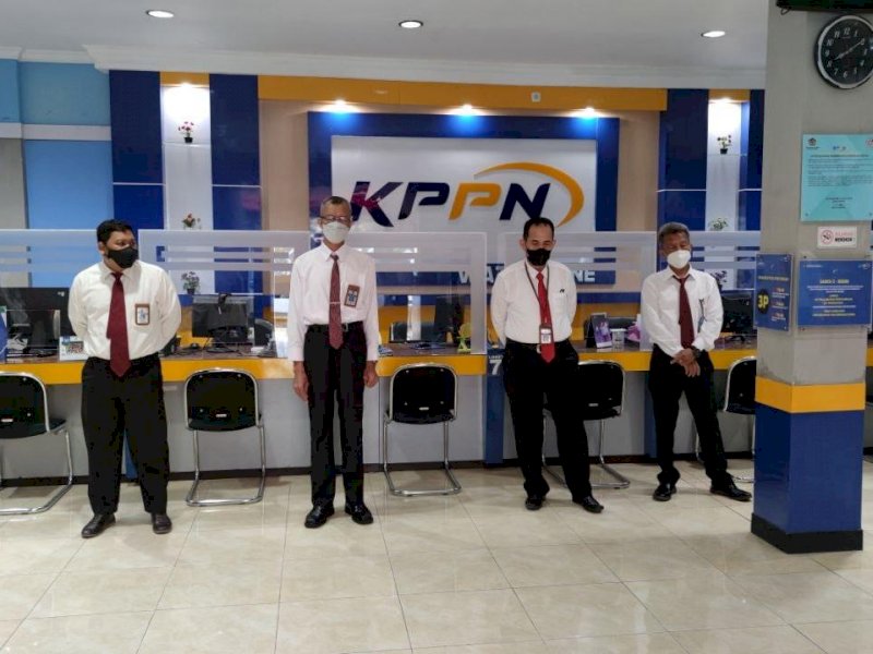 Rintom Juhirman (Berkacamata) bersama pegawai KPPN Watampone. (Foto: Ist)