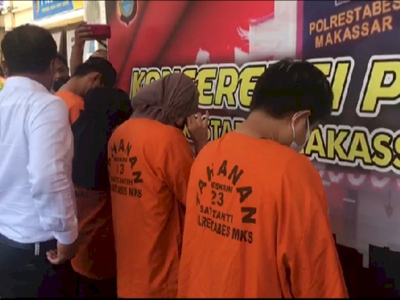 Empat pelaku pembuang bayi hasil aborsi diamankan di Mapolrestabes Makassar.