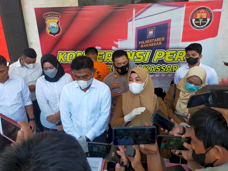 Plt Kepala Dinas Kesehatan Kota Makassar, Nursaidah Sirajuddin memberi keterangan terkait penangkapan dua penyebar kartu vaksin palsu.