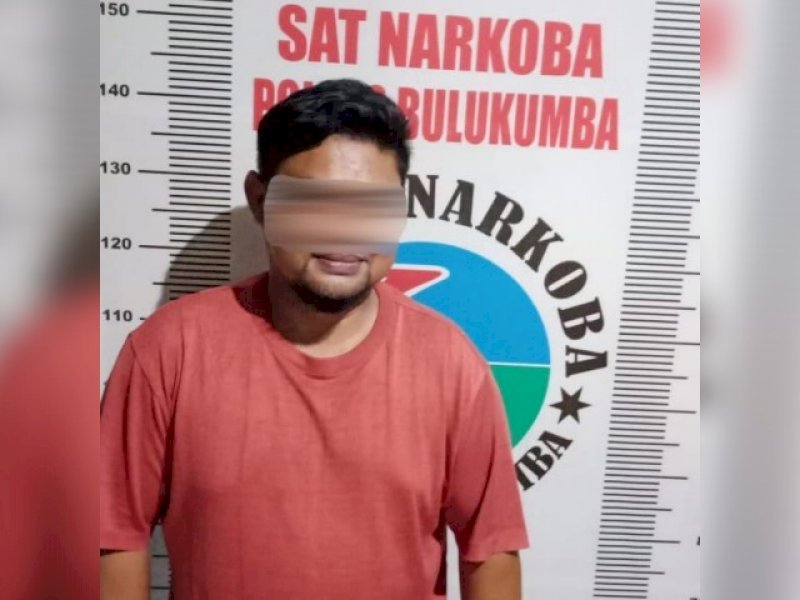 Pelaku diamankan Polres Bulukumba karena membawa 5 saset sabu.