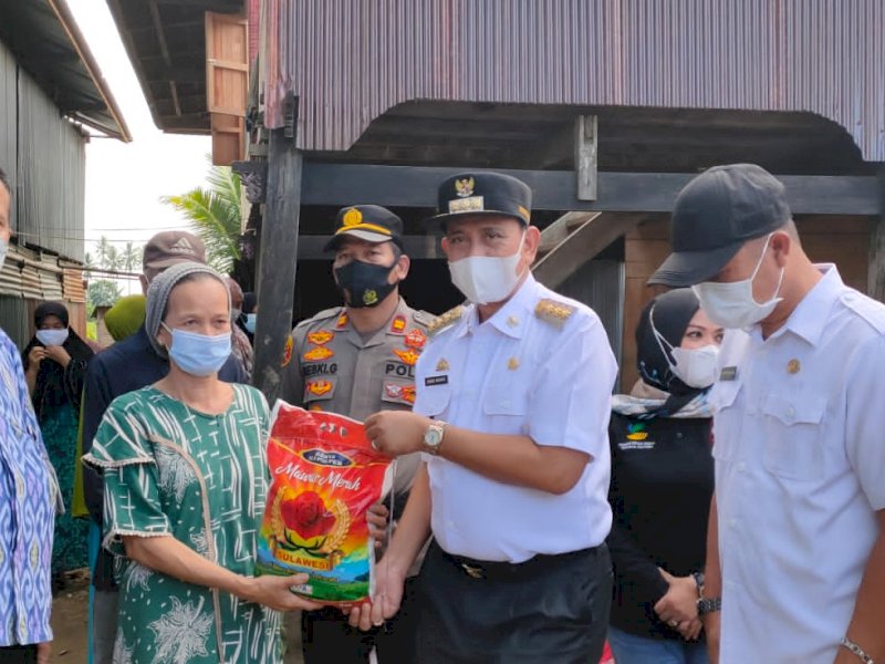 Bupati Wajo serahkan bantuan. (Foto: Ist)