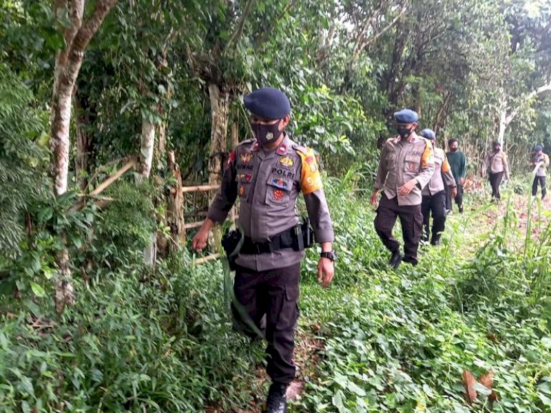 Tim SAR Batalyon C Pelopor Satbrimob Polda Sulsel membantu pencarian nenek Suhera di Bone.