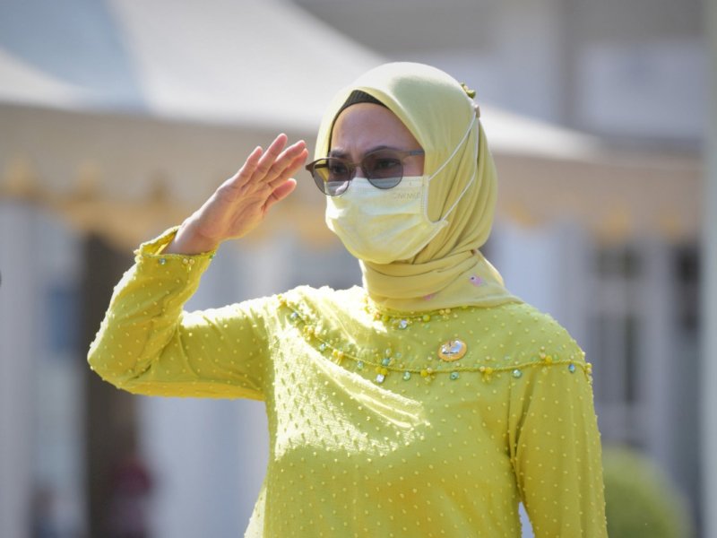 Bupati Lutra Indah Putri Indriani tampil balutan kuning pada upacara Hari Sumpah Pemuda.