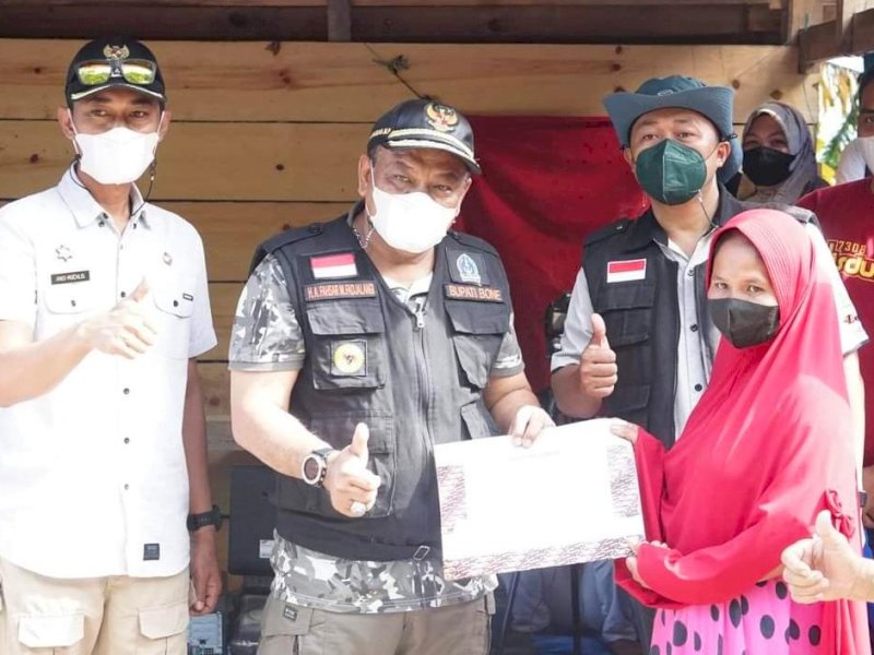 Bupati Bone Fahsar Padjalangi saat Pelayanan Keliling Jemput Bola Cetak di Tempat (Pake' Jempol Cepat) gratis untuk warga Bontocani beberapa waktu lalu.