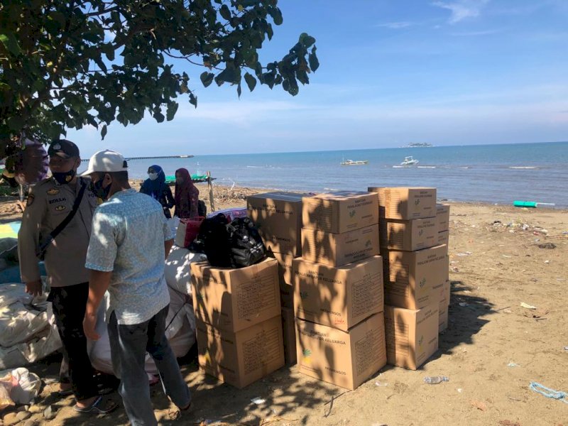 Bantuan logistik untuk korban bencana di Barru.