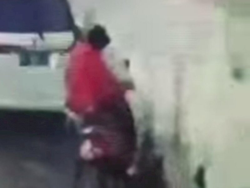 Rekaman CCTV detik detik pelaku pencurian sepeda motor beraksi.