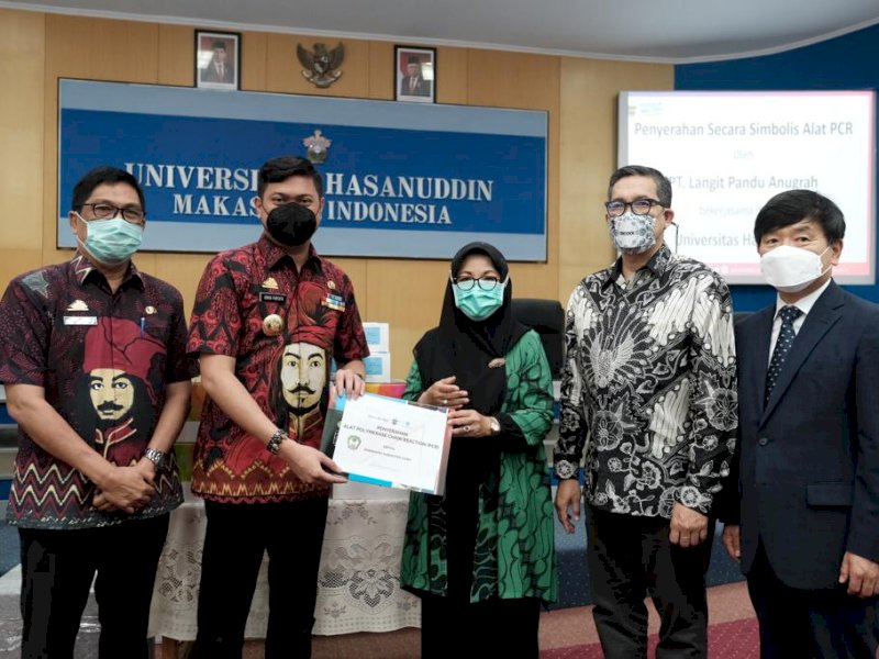 Bupati Gowa Adnan Purichta menerima alat PCR. 
