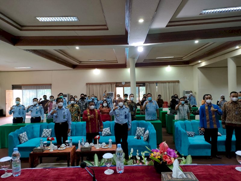 Bupati Toraja Utara Yohanis Bassang menghadiri sosialisasi kebijakan aktual keimigrasian yang dilaksanakan bersama Kemenkumham Sulawesi Selatan, Kamis (4/11/2021). 