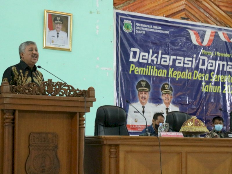Bupati Pinrang Irwan Hamid memberi arahan dalam deklarasi damai Pilkades.