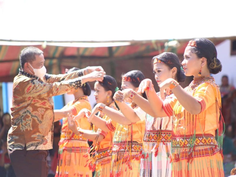 Bupati Wajo Amran Mahmud disambut tarian Toraja di Pitumpanua.