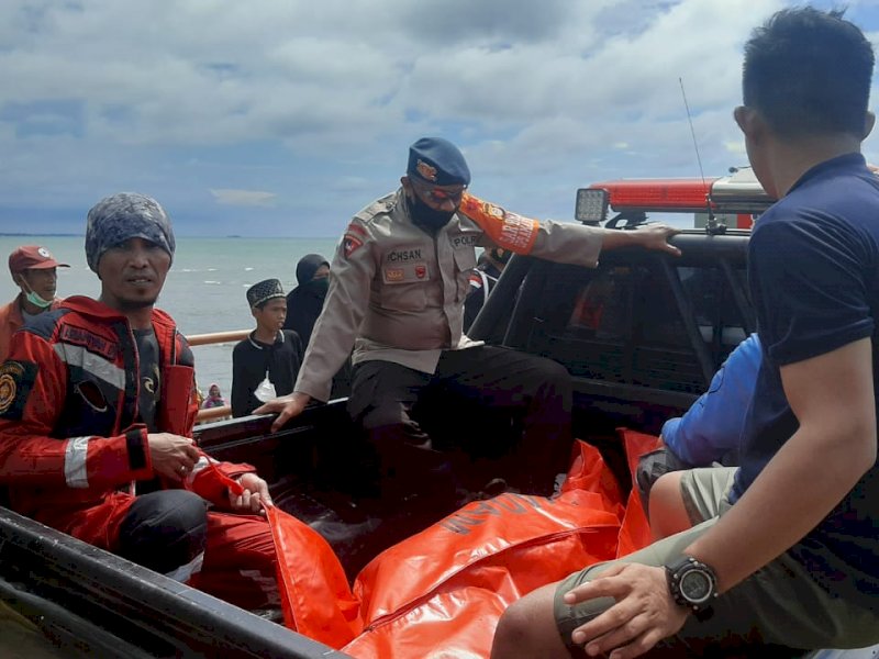 Dua bocah kakak beradik yang tewas di Pantai Barombong berhasil dievakuasi SAR gabungan.