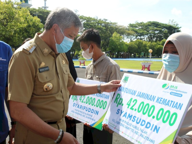 Bupati Pinrang Irwan Hamid serahkan santunan. (Foto: Ist)