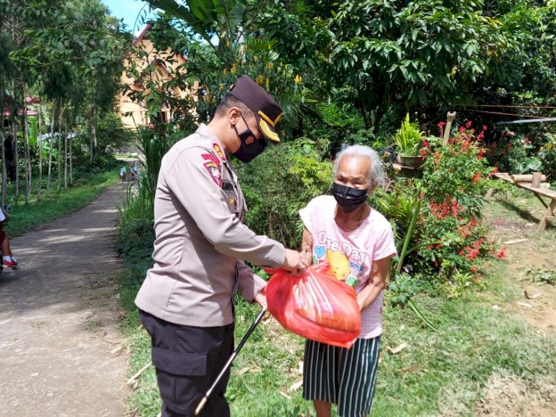 Kapolres Tator AKBP Sarly Sollu serahkan sembako. (Foto: Ist)