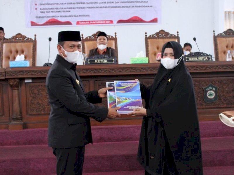 Bupati Takalar Syamsari Kitta menyerahkan Ranperda RTRW kepada DPRD.