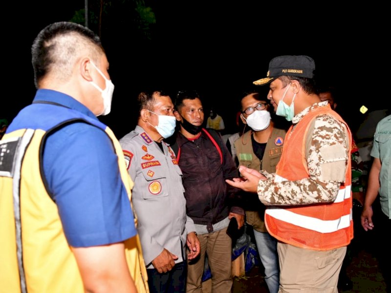 Plt Gubernur Sulsel Sudirman Sulaiman meninjau Jembatan Sungai Battang, Kota Palopo malam tadi