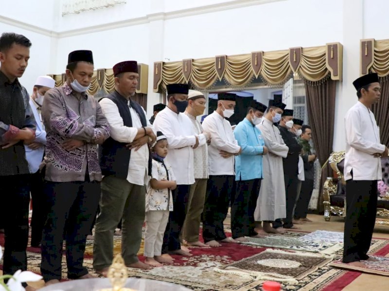 UAS memimpin salat berjemaah di Bantaeng.
