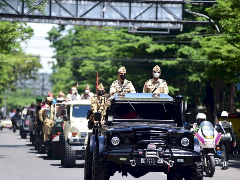 Karnaval mobil antik memperingati Hari Pahlawan 10 November.