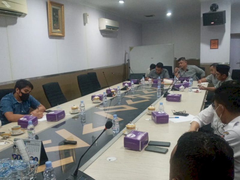 Rapat dengar pendapat Komisi C DPRD Makassar.